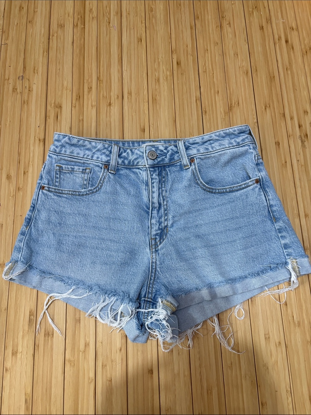Pacsun size 27 Stretch Mom short. Light wash. Distressed.